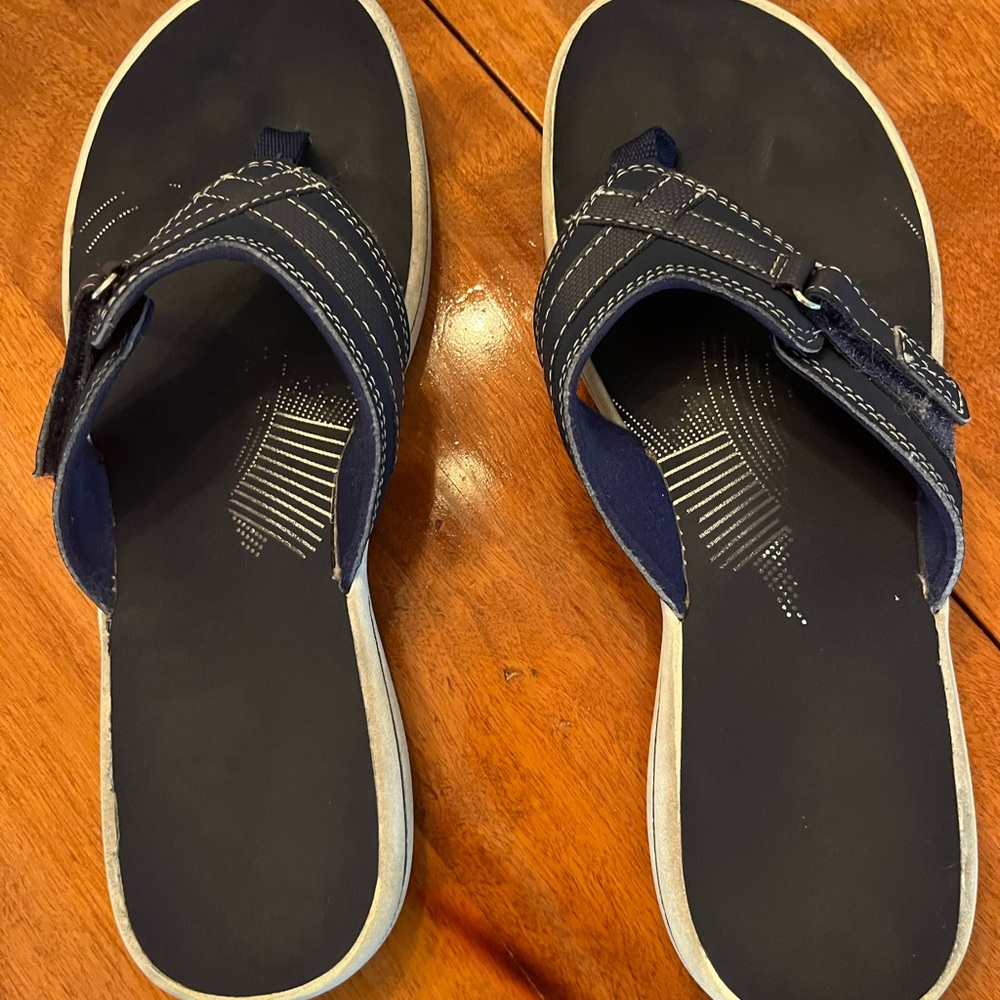 Great deal 2pairs of Clarks cloudstepper sandals Tan pr and a Navy pr size 10 - Picture 3 of 11